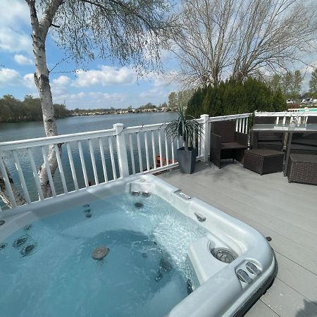 Lakeside Retreat 4 With Hot Tub, Private Fishing Peg Situated At Tattershall Lakes Country Park Exterior photo