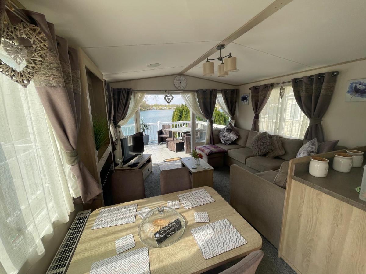 Lakeside Retreat 4 With Hot Tub, Private Fishing Peg Situated At Tattershall Lakes Country Park Exterior photo
