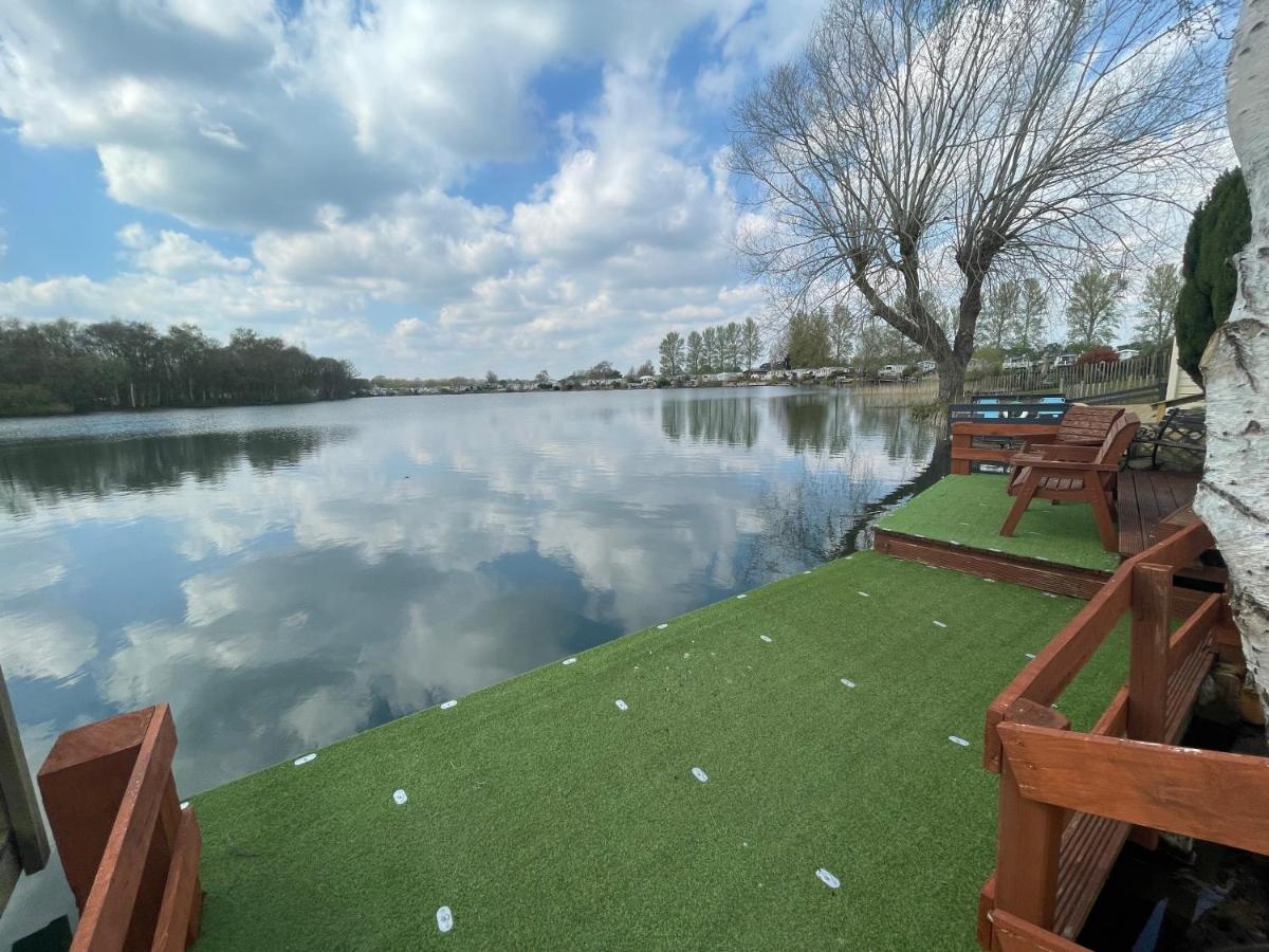 Lakeside Retreat 4 With Hot Tub, Private Fishing Peg Situated At Tattershall Lakes Country Park Exterior photo