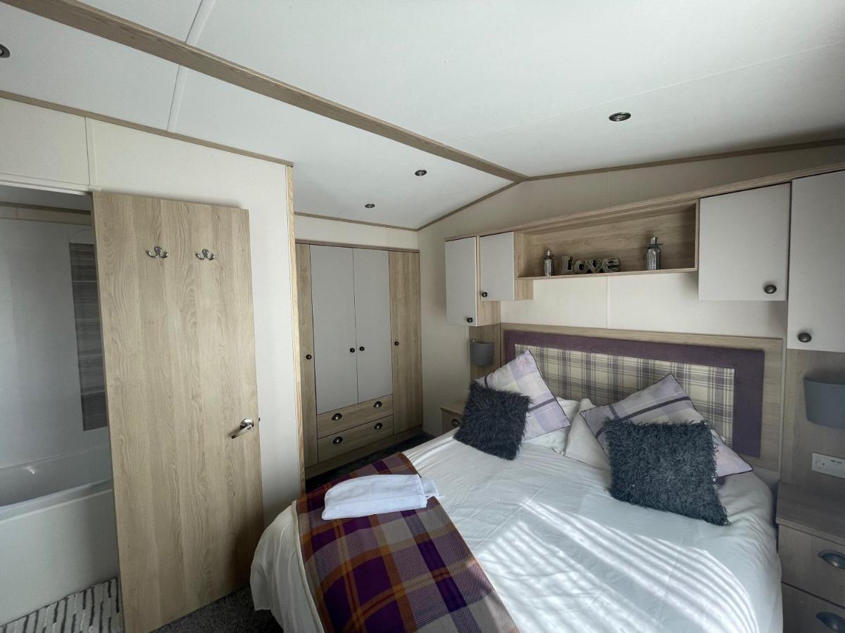 Lakeside Retreat 4 With Hot Tub, Private Fishing Peg Situated At Tattershall Lakes Country Park Exterior photo