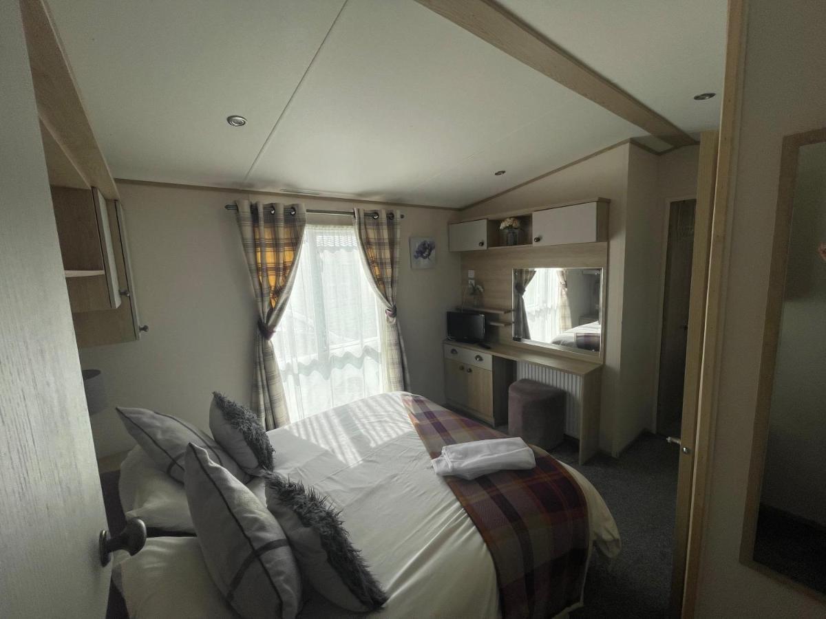 Lakeside Retreat 4 With Hot Tub, Private Fishing Peg Situated At Tattershall Lakes Country Park Exterior photo