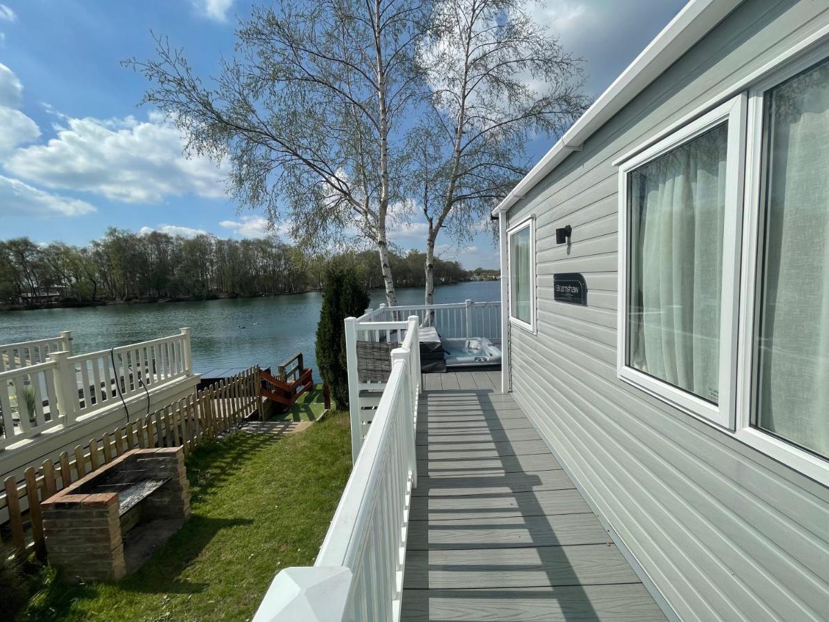 Lakeside Retreat 4 With Hot Tub, Private Fishing Peg Situated At Tattershall Lakes Country Park Exterior photo